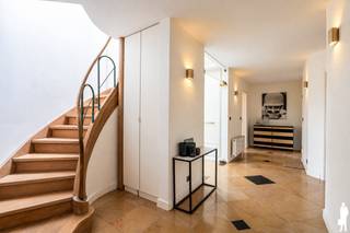 <strong>Ruim en lichtrijk duplex appartement van ca. 200 m² met 2 slaapkamers, 2 badkamers én schitterende terrassen, gelegen op de 4e verdieping in residentie "Het Victoriepark". Deze residentie ligt verscholen rondom een aangename en rustige binnenplaats, en bevindt zich in het Turnhoutse stadscentrum waardoor alle voorzieningen (bushalte, station, winkelstraat, grootwarenhuis, bakkers, slagers, ...) op wandelafstand liggen. Zeer gunstige EPC-score van 183 kWh/m²/jaar (energielabel B). <br /><br /></strong><span>Indeling van het appartement:</span> U betreedt het appartement via een inkomhal met vestiairekast en toegang tot de verschillende leefruimtes. De lichtrijke woonkamer wordt gekenmerkt door een warme parketvloer, veel ingemaakte kasten en extra daglicht dankzij de prachtige loodglazen lichtkoepel. Dankzij de screens en zonneluifel kan het comfort het hele jaar door optimaal behouden blijven. Vanuit de woonkamer heeft u toegang tot een aangenaam terras.<br /><br />Aansluitend bevindt zich de aparte keuken, uitgerust met Miele-toestellen waaronder een oven, vaatwasser, keramische kookplaat met dampkap en koelkast. De keuken beschikt bovendien over een praktische voorraadberging. Verder is er een aparte technische berging voorzien met aansluitingen voor wasmachine en droogkast.<br /><br />Het appartement beschikt verder over een apart gastentoilet en tal van praktische opbergmogelijkheden dankzij de vele ingemaakte kasten die doorheen de woning aanwezig zijn.<br /><br />De ruime hoofdslaapkamer vormt een volwaardige master suite en beschikt over een ensuite dressing met geïntegreerde bureauruimte en een badkamer met douche, ligbad, toilet en dubbele wastafel.<br /><br />Op de verdieping bevindt zich een tweede ruime slaapkamer met eigen keukentje, een aparte badkamer met douche en toilet en een riant terras. Daarnaast is er nog een praktische zolderberging aanwezig. <br /><br /><span>Bijzonderheden:</span> <br /><span>- Centrale verwarming op aardgas (HR-top ketel, Junkers)<br />- Gunstige EPC-score van 183 kWh/m²/jaar (label B)<br />- Lift aanwezig<br />- Riant dakterras <br />- Screens en zonneluifel aanwezig <br />- Maandelijkse lasten: €178 /maand (incl. blokpolis)<br /><br /></span>