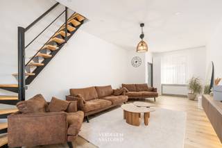 <p><span>Ligging<br /></span><span>Centraal gelegen woning met bus en tram op enkele minuten wandelen.<br />Scholen, winkels en horeca vind je in de buurt. <br />Het centrum en de Coupure bereik je vlot met de fiets. <br />De woning krijgt een Mobiscore van 9,2/10.<br /><br /></span><span>Gezellige en instapklare woning met stadskoer en drie slaapkamers<br /></span><span>Achter de vernieuwde bakstenen gevel ontdek je een verrassend lichte en moderne woning.<br />Op het gelijkvloers kom je in de ruime leefruimte. <br />De open trap in staal en hout geven de ruimte een eigentijdse look. <br />Achteraan ligt de volledig uitgeruste keuken met eiland en een eerste badkamer.<br />Via het schuifraam stap je zo naar buiten.<br />Op de verdieping vind je twee slaapkamers. <br />De grootste heeft ingemaakte kasten over de volle breedte. <br />Er is een tweede moderne badkamer met inloopdouche, hangtoilet en badkamermeubel.<br />Onder het dak ligt een grote derde slaapkamer met dakkapel. <br />Een troef is de fijne stadskoer, betegeld en deels overdekt. <br />Je hebt hier een leuke plek om buiten te genieten.<br />Achteraan de koer staat een bijgebouw met wasplaats en bergruimte.<br /><br /></span><span>Troeven<br /></span><span>/ Instapklaar<br />/ toplocatie<br />/ 3 slaapkamers, 2 badkamers<br />/ gezellige stadskoer<br /><br /><br /></span></p>