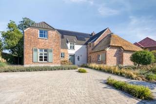 Deze uitzonderlijke woning combineert comfort, ruimte en veelzijdigheid op een unieke manier. Gelegen in een rustige, mooie straat in het groene Dorne-Opoeteren, biedt deze eigendom niet alleen een stijlvolle hoofdwoning, maar ook een volledig ingerichte inpandige zorgwoning — ideaal voor kangoeroewonen of praktijk aan huis. Dankzij de kwalitatieve afwerking, moderne technieken en prachtig aangelegde tuin met zwembad is dit een plek waar wonen en genieten naadloos samenkomen.<br /><br />=> Ligging<br />Rustig gelegen in een verzorgde straat in Dorne-Opoeteren, geniet je hier van een groene en landelijke woonomgeving met veel privacy. <br />De ligging combineert het beste van twee werelden: enerzijds de rust en natuur van het Maaslandse landschap, anderzijds een vlotte verbinding naar Maaseik, Genk en omliggende gemeenten. <br />Ideaal voor wie comfortabel wil wonen in een aangename buurt, met de nodige voorzieningen en dagelijkse faciliteiten binnen bereik.<br /><br />=> Gelijkvloers hoofdwoning<br />- Inkomhal met vestiaire en gastentoilet<br />- Lichtrijke leefruimte met inbouwhaard en grote raampartijen <br />- De keuken werd in 2025 volledig gerenoveerd met hoogwaardig materiaal en bevat een inductiekookplaat met geïntegreerde afzuigkap (in centrum), een combi oven/micro, oven/stoomoven, Siemens vaatwasser en een Cooker kraan (met 100° en bruisopties)<br />- Tweede zitkamer met pelletkachel en aansluitende bureauruimte<br /><br />=> Gelijkvloerse zorgwoning<br />- Aparte inkomhal<br />- Leefruimte met kitchenette<br />- Slaapkamer<br />- Badkamer met douche, toilet en wastafel<br /><br />=> Eerste verdieping<br />- Overloop met apart toilet <br />- Ouderlijke slaapkamer met dressing en ensuite badkamer voorzien van douche, jacuzzi, toilet en dubbele wastafel<br />- Drie bijkomende slaapkamers met parketvloer<br />- Tweede badkamer met dubbele lavabo en douche<br /><br />=> Zolder<br />- Bereikbaar via uitschuifbare trap <br /><br />=> Kelder<br />- Volledig onderkelderd met o.a. C.V.-ruimte, ingerichte wijnkelder, wasplaats en twee bergingen<br />- Buitentrap naar de tuin<br /><br />=> Tuin<br />- Fraai aangelegde en volledig omheinde tuin met automatische toegangspoort<br />- Dubbele vrijstaande garage<br />- Voldoende parking op eigen terrein<br />- Betegeld terras<br />- Zwembad met warmtepomp en liner <br />- Grasrobot<br />- Praktische achtertoegang via servitudeweg