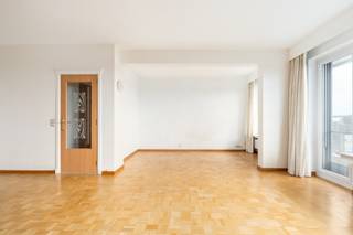 <p><span>Ruim en lichtrijk 2 slaapkamer appartement met prachtig uitzicht in Wilrijk.</span></p><p><span>Ontdek dit ruime appartement van 91 m² op de 13e verdieping, waar licht, ruimte en een prachtig uitzicht centraal staan. Met twee slaapkamers en een aangename leefruimte biedt dit appartement een ideale basis om uw woondromen waar te maken. <br />Bovendien geniet u van een praktische ligging nabij winkels, scholen, parken en belangrijke verbindingswegen. <br />Een mooie opportuniteit voor wie ruimte, comfort en een uitstekende bereikbaarheid weet te waarderen!</span></p><p><span> </span></p><h2><span>Indeling</span></h2><ul><li><span>Ruime inkomhal met een parketvloer en een praktische ingebouwde kast.</span></li><li><span>Lichtrijke leefruimte met parketvloer en een prachtig, open uitzicht.</span></li><li><span>Functionele keuken, uitgerust met een koelkast, vriezer en elektrische kookplaat.</span></li><li><span>Ruim zuidwestgericht terras waar u in alle rust kunt genieten van het prachtige uitzicht.</span></li><li><span>Apart gastentoilet.</span></li><li><span>Goed onderhouden badkamer, voorzien van een douche in bad en een lavabomeubel.</span></li><li><span>Twee ruime slaapkamers van respectievelijk 13,5 m² en 10,5 m².</span></li></ul><h2><span>Extra troeven</span></h2><ul><li><span>Gunstig EPC-label B, wat bijdraagt aan een energiezuiniger wooncomfort.</span></li><li><span>Voorzien van een veiligheidsdeur.</span></li><li><span>Voorzien van rolluiken.</span></li><li><span>Private kelderberging, ideaal voor extra opslagruimte.</span></li><li><span>Maandelijkse syndickosten van ca. 265, inclusief water, verwarming, onderhoud van het gebouw en de voortuin, de blokpolis en het reservefonds.</span></li><li><span>Ondergrondse autostaanplaats, verplicht bij aan te kopen voor 20.000.</span></li></ul>