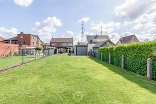 Op zoek naar een charmante woning met ruimte, comfort en een aangename buitenomgeving? Deze verzorgde halfopen bebouwing is gelegen in een zeer rustige straat, net buiten het centrum van Sint-Niklaas. <br /><br />De woning werd in 2007 volledig gestript en grondig vernieuwd, waardoor ze vandaag een mooie combinatie biedt van hedendaags comfort en een aangename woonbeleving.<br /><br />Bij het binnenkomen wordt u meteen verwelkomd in een aangename en lichtrijke leefruimte. Dankzij de grote raampartijen geniet u hier van een mooie hoeveelheid natuurlijk licht. De leefruimte sluit naadloos aan op de <strong>open keuken</strong>.<br /><br />De <strong>moderne keuken</strong> is volledig uitgerust met de nodige toestellen, waaronder een oven, combioven, vaatwasmachine en kookvuur, en beschikt bovendien over een gezellig kookeiland dat zorgt voor extra werk- en zitruimte.<br /><br />Op het gelijkvloers bevindt zich eveneens de ruime badkamer, voorzien van een inloopdouche, toilet en aansluitingen voor wasmachine en droogkast.<br /><br />Op de eerste verdieping bevinden zich twee volwaardige slaapkamers en een kleinere kamer die perfect kan dienen als kinderkamer, bureau of dressing. Eén van de slaapkamers beschikt bovendien over een eigen badkamer, wat zorgt voor extra privacy en comfort.<br /><br />Buiten beschikt de woning over een ruime tuin en een groot terras met een mooi uitzicht over de omliggende velden. Daarnaast is er een aparte garage, die extra parkeergelegenheid en bergruimte biedt.<br /><br />Ook op praktisch vlak scoort deze woning goed, met een <strong>gunstig EPC-label B, </strong> <strong>zonnepanelen, een asbestveilig attest en een conforme keuring van de elektrische installatie</strong>.<br /><br />Bent u benieuwd naar deze woning? Neem dan zeker contact met ons op voor meer informatie of plan een bezoek via emily@claves.be of 03 502 98 74.