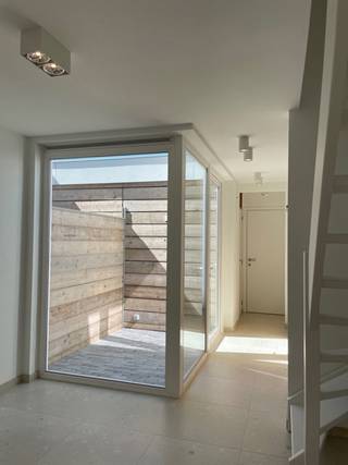 <p>Bent u op zoek naar een instapklare en energiezuinige woning op een toplocatie? Deze volledig vernieuwde woning bevindt zich in het hart van Ninove, op wandelafstand van het Ninia Shopping Center, winkels, scholen, openbaar vervoer en alle faciliteiten die het stadscentrum te bieden heeft.</p>
<p>De woning werd recent volledig gerenoveerd met een aangename lichtinval en een praktische indeling.</p>
<p>Op het gelijkvloers vindt u een gezellige leefruimte, een volledig nieuwe keuken, een lichtrijke patio die zorgt voor een open en aangenaam gevoel, een moderne badkamer en een aparte toiletruimte.</p>
<p>Op de eerste verdieping bevinden zich twee volwaardige slaapkamers.</p>
<p>Daarnaast beschikt de woning over zonnepanelen, conforme elektriciteit en een gunstig EPC-label A, wat garant staat voor een uiterst energiezuinig verbruik en lage energiekosten.</p>
Intrede kan onmiddellijk. Huurprijs 950 EUR / maand. <br />
<p>Interesse in deze prachtige huurwoning? Neem gerust contact op met Jordi 0477/32.61.53 voor meer informatie of een bezoek ter plaatse.</p>