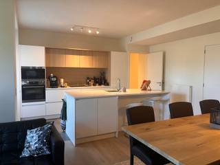 Deze nieuwe residenties zijn ideaal gelegen, op wandelafstand van station Herent en op fietsafstand van centrum Leuven en toch heel rustig. <br /><br />Op het gelijkvloers gelegen waardoor ze een zeer ruim zuid-west geörienteerd terras hebben met groen uitzicht. Indeling: inkomgang met aan een kant nachtgang met apart toilet, 2 slaapkamers die beiden ook uitgeven op terras en badkamer met bad, dubbele lavabo en ruime inloopdouche.<br /><br />Andere kant geeft uit op lichtrijke geparketeerde leefruimte met open geïnstalleerde keuken (vaatwas, frigo, diepvries, microgolf en oven) en berging met aansluiting wasmachine en droogkast. Bij het appartement hoort ook nog een extra kelderberging en een ondergrondse autostaanplaats (+ gemeenschappelijke fietsenstalling). Beschikbaar vanaf 1/09/2026. <br /><br />Huurprijs : 1200 € + 95 € gemeenschappelijke kosten; nutsvoorzieningen zijn individueel.