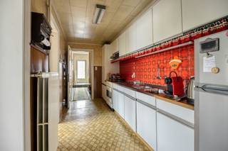 <p>Te koop: halfopen bebouwing in Sint-Katelijne-Waver met 3 slaapkamers, een zuidelijk gerichte tuin en gelegen in de velden.</p>
<p> </p>
<p>Deze woning in de Hertstraat combineert een ligging tussen de velden met een vlotte bereikbaarheid nabij openbaar vervoer, treinstation en belangrijke invalswegen. De halfopen bebouwing biedt een praktische indeling en tal van mogelijkheden voor wie op zoek is naar een huis met potentieel. De zuidgerichte tuin vormt een aangename buitenruimte om volop van de zon te genieten. Met drie slaapkamers is dit een interessante woning voor gezinnen of koppels die extra ruimte wensen.</p>
<p> </p>
<p>Belangrijkste ruimtes<br />• Woonkamer met aangename leefruimte en natuurlijke lichtinval<br />• Eetkamer aansluitend op de leefruimte<br />• Keuken <br />• Badkamer<br />• 3 slaapkamers<br />• Kelder met extra bergruimte<br />• Garage<br />• Veranda met aansluitende berging<br />• Zolder met bijkomende mogelijkheden<br />• Zuidelijk gerichte tuin</p>
<p> </p>
<p>Troeven<br />• 3 volwaardige slaapkamers<br />• Zuidgericht perceel met aangename tuin<br />• Rustig zicht op de omliggende velden</p>
<p> </p>
<p>Neem vandaag nog contact op met je ERA-makelaar voor een bezoek.</p>
<p> </p>
<p>JOUW DROOMHUIS. ZO GEVONDEN!</p>