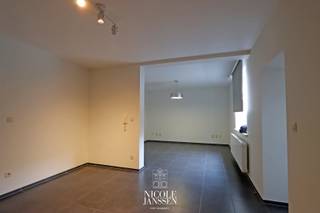 Dit mooi gerenovereerd appartement met één slaapkamer, gezellig terras en autostandplaats is zeer gunstig gelegen in het centrum van Bree.<br /><br />=> Gelijkvloers<br />- Inkomhal met gastentoilet<br />- Ruime woonkamer met tegelvloer<br />- Mooie strakke keuken met een kunststofwerkblad en ingericht met een keramische kookplaat, afzuigkap, inox spoelbak en ingebouwde koelkast. <br />- Praktische wasplaats/berging bij de keuken<br />- Volledig betegelde badkamer voorzien van inloopdouche en wastafel in fraai badkamermeubel<br />- Eén ruime slaapkamer<br />- Gezellig en rustig terras aan de achterzijde<br /><br />=> Enkele bijzonderheden<br />- Keramische tegelvloer doorheen volledig appartement<br />- Ramen met dubbele beglazing<br />- CV op aardgas met wandradiatoren <br />- Rolluiken aan voor-zijkant<br />- Autostandplaats<br />- Beschikbaar vanaf 01/10/2026<br /><br />=> Indeling<br />- Gelijkvloers: Inkomhal, woonkamer, keuken, badkamer, wasplaats/berging, één slaapkamer<br />- Tuin met terras en tuinhuis<br />- Autostandplaats