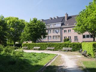 <strong>Rustig gelegen 1-slaapkamerappartement nabij station Gent-Sint-Pieters</strong><br /><br />Dit <strong>lichtrijke appartemen</strong>t ligt in een <strong>rustige buurt</strong> aan het <strong>Olympiadeplein</strong>, op wandelafstand van <strong>station Gent-Sint-Pieters</strong> en het <strong>recreatiegebied Blaarmeersen</strong>. Een <strong>strategische ligging </strong>op slechts <strong>5 minuten fietsen van het centrum van Gent</strong>, en in de nabijheid van verschillende <strong>hogescholen en universiteiten</strong>. Bovendien geniet je van een aangenaam <strong>uitzicht op groen.</strong><br /><br />Met een <strong>EPC-label B (102 kWh)</strong> staan <strong>duurzaamheid en energiezuinig wonen centraal</strong>. Elke unit is individueel<strong> aangesloten op zonnepanelen</strong>, wat bijdraagt aan<strong> lagere energiekosten</strong>. Daarnaast werden zowel de <strong>ramen als het dak reeds vernieuwd.</strong><br /><br />Het appartement bevindt zich op de <strong>2de verdieping </strong>van een <strong>kleinschalige en rustig gelegen residentie</strong>. Dankzij de <strong>eenvoudige beheerstructuur </strong>blijven de<strong> gemeenschappelijke kosten beperkt</strong>. Met een <strong>bruto vloeroppervlakte van 48,4 m²</strong> beschikt het appartement over een inkomhal, een lichtrijke woonkamer, keuken, aparte slaapkamer, badkamer en een afzonderlijk toilet.<br /><br /><strong>Extra troef</strong> is de <strong>mogelijkheid</strong> tot aankoop van een <strong>garagebox</strong> met staanplaats of een <strong>berging</strong>.<br /><br /><strong>Een ideale opportuniteit voor ouders van studerende kinderen, investeerders of young professionals die op zoek zijn naar een slimme en duurzame investering!</strong><br /><em>(opmaak aandeel kosten opmeting en basisakte ten laste van de koper)</em>