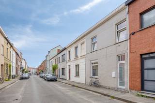 Zoek je een fijne, instapklare basis vlakbij Gent? Dit gezellige rijhuis in Sint-Amandsberg biedt een mooie balans tussen comfort en potentieel. Hier beschik je over alle praktische elementen voor een fijn stadsleven, met een totale bewoonbare oppervlakte van 122 m².De woning is meteen perfect bewoonbaar, maar je kan indien gewenst gerust wat opfrissen en personaliseren! En dankzij het gunstige EPC-label B zeer energiezuinig. Ook de vlotte verbinding met het stadscentrum van Gent en de vele voorzieningen (winkels, recreatie, horeca...) zijn een absolute troef! INDELING:Gelijkvloerse verdieping:- inkomhal met toegang tot leefruimte en kelder- aangename woon- en eetkamer- aanpalende keuken - tuinEerste verdieping:- 2 slaapkamers- badkamer met lavabo, toilet, doucheTweede verdieping:- 1 slaapkamer- bergruimteKom je zelf ontdekken waarom dit huis dat wij te koop aanbieden in Sint-Amandsberg de perfecte nieuwe thuis voor u is? Dat kan op de kijkdag op afspraak!De eigendom wordt aangeboden via de Pre-sale formule. Van 20/06/2026 om 09:00 tot 22/06/2026 om 12:00 kan u de woning op afspraak komen bezichtigen en een bod uitbrengen. De vermelde prijs is een instelprijs. Voor meer info, gelieve contact op te nemen met de dossierverantwoordelijke.Bestuursmaatregelen in het maatregelenregister: nee