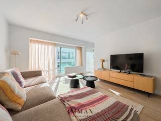 Op een absolute topligging, vlak bij de Lippenslaan en op wandelafstand van het strand, bevindt zich dit gerenoveerd appartement. <br /><br />U wordt verwelkomd in de inkomhall met praktische berging, vestiaire en apart gastentoilet. De lichtrijke leefruimte met gezellige zit- en eethoek geniet van een aangename openheid en veel natuurlijke lichtinval. De volledig geïnstalleerde halfopen keuken sluit naadloos aan op het zuidgericht balkon aan de voorzijde.<br /><br />Achteraan bevinden zich twee uitzonderlijk ruime slaapkamers, waarvan één met ingemaakte kasten. Beide geven toegang tot het terras achteraan, wat zorgt voor extra rust en privacy. De moderne badkamer is uitgerust met een inloopdouche en lavabo. Tevens is er aansluiting voorzien voor wasmachine en droogkast.<br /><br />Als extra troef beschikt het appartement over een privatieve kelder in de residentie.<br />Mogelijkheid tot aankoop van een autostaanplaats of garagebox in de nabije omgeving.<br />Maatregelenregister in aanvraag.<br /><br />Voor meer informatie kunt u ons contacteren op 050 62 44 14 of via e-mail op knokke@immax.be