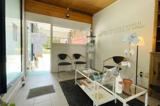 Wenst u uw eigen zaak te starten of bent u op zoek naar een mooie investering? <br />Dit prachtig handelshuis/praktijkruimte/kantoor in Haasrode (Oud-Heverlee) is een droom voor iedereen die op zoek is naar een praktijkruimte of handelspand gelegen op een toplocatie om zijn eigen zaak te starten. Het handelspand kan gemakkelijk verhuurd worden voor € 2.200 per maand in zijn totaliteit. Ook voor investeerders is dit prachtig pand dus zeer aantrekkelijk. <br /><br />De praktijkruimte heeft een oppervlakte van 200m² en beschikt momenteel over een inkom, wachtruimte, grote polyvalente ruimte, 3 kabinetten, open keuken met refter, toilet, berging, doucheruimte en tuin. <br />Het tweede gedeelte van het handelshuis is als volgt opgedeeld: op het gelijkvloers: inkom, eerste slaapkamer of praktijk/kantoorruimte, technische ruimte. Op de eerste verdieping: de 2 overige slaapkamers (in totaal zijn er dus 3 slaapkamers), badkamer, toilet en ruime leefruimte met open keuken voorzien van alle toestellen. De zolder kan ook nog uitgebreid worden naar extra stockage of bijkomende kamers. <br /><br />Het pand is gelegen op een perceeloppervlakte van 5are 16ca en heeft een bruikbaar vloeroppervlakte van 357m². <br /><br />De EPC-waarde is energielabel C wat laat zien dat dit pand energiezuinig is, wat dus resulteert in lagere energiekosten. <br />De ligging van dit pand is zeer aangenaam: recht tegenover de kerk van Blanden met extra parkeerruimte, vlakbij de uitvalswegen, 10 min van Leuven, vlakbij winkels, scholen, wandel-en fietswegen en dit volledig omgeven door het groen. <br /><br />Graag een bezoek? Bel David van LED-ON-IMMO op het nummer 0476 98 91 76 of mail naar info@ledonimmo.be. Tot gauw :)