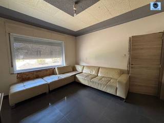 <p><span>OP TE FRISSEN WONING MET 3 SLAAPKAMERS EN TUIN</span></p><p><span> </span></p><p><span>Richtprijs: 199.000 euro</span></p><p><span> </span></p><p><span>Deze woning is gelegen in het rustige Atembeke en in de nabijheid van winkels en openbaar vervoer.</span></p><p><span> </span></p><p><span>Op het gelijkvloers treft u de inkomhal, living, eetruimte en de ingerichte open keuken.</span></p><p><span>Verder treft u nog de badkamer met douche, lavabo en toilet en de kelder.</span></p><p><span> </span></p><p><span>Op de eerste verdieping treft u 3 slaapkamers en een ruimte voor creëren van een 2de badkamer.</span></p><p><span> </span></p><p><span>Op de tweede verdieping vindt u de zolder. Deze biedt de mogelijkheid voor het creëren van 2 extra slaapkamers.</span></p><p><span> </span></p><p><span>Achteraan de woning treft u de aangename tuin en een berging.</span></p><p><span> </span></p><p><span>De woning is voorzien van dubbele beglazing in PVC en wordt verwarmd met centrale verwarming op aardgas en een houtkachel </span></p><p><span> </span></p><p><span>Ideale starterswoning !!! </span></p><p><span> </span></p><p><span>Voor meer info of bezoek bel Louis op 0472/29.25.04 of mail naar louis@svena.be</span></p><p><span> </span></p><p><span>Deze gegevens zijn louter informatief en wij kunnen niet aansprakelijk gesteld worden voor eventuele onjuistheden. </span></p><p><span>De bewoonbare oppervlakte is slechts indicatief.</span></p>