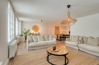 Ruim duplex-appartement (127m²) op de 3de en 4de verdieping van het volledig gerenoveerde gebouw residentie "Fifty-Eight". <br /><br />Dit gebouw is gelegen in een rustige éénrichtingsstraat en werd volledig gerenoveerd in 2021. Het appartement heeft drie volwaardige slaapkamers en is gelegen op een boogscheut van het strand, het Casino, het centrum, openbaar vervoer.<br /><br />Indeling appartement<br />3de verdieping (84m²)<br />- inkomhal met gastentoilet<br />- ruime gezellige woonkamer<br />- geïnstalleerde keuken met aansluitende eetkamer<br />- aparte berging<br />- 1 volwaardige slaapkamer met ensuite douchekamer (ca. 15m²)<br /><br />4de verdieping <br />- nachthal<br />- 2de badkamer met ligbad, inloopdouche, dubbele wastafel en toilet<br />- 2de volwaardige slaapkamer (ca. 10m²)<br />- 3de volwaardige slaapkamer (ca. 12m²)<br /><br />Het appartement wordt verkocht met een conforme elektriciteitskeuring, EPC B, gemeenschappelijke fietsenberging en privatieve kelder. Kortom, dit appartement is voorzien van alle comfort voor een heerlijk verblijf in Blankenberge!<br /><br /><br /><br />De eigendom wordt aangeboden via de Power-sale formule. Op 08/08/2026 tussen 10:00 en 12:00 kan u de woning op afspraak komen bezichtigen en een bod uitbrengen. De vermelde prijs is een instelprijs. Voor meer info, gelieve contact op te nemen met de dossierverantwoordelijke.<br /><br />Bestuursmaatregelen in het maatregelenregister: in aanvraag