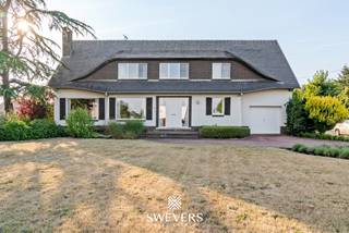 Voor meer info en foto’s, surf naar www.swevers.be – In een rustige en tegelijk bijzonder centrale straat in Paal-Beringen ligt deze instapklare open bebouwing op een mooi perceel van 1.186 m². Met een bewoonbare oppervlakte van 291 m² biedt deze woning alle ruimte voor een comfortabel gezinsleven. De woning werd gebouwd in 1966 en beschikt over vier volwaardige slaapkamers, twee badkamers, een inpandige garage, kelder en zolder.<br />Op het gelijkvloers vormt de lichtrijke woonkamer van 43 m² het gezellige hart van de woning. Aansluitend bevindt zich de praktische keuken met directe verbinding naar de eetruimte. Verder vindt u hier een ruime slaapkamer van 18,66 m², ideaal als master bedroom, bureauruimte of gastenkamer. Een badkamer, afzonderlijk toilet, berging, wasruimte en inpandige garage van circa 23 m² vervolledigen deze verdieping. De eerste verdieping telt nog drie ruime slaapkamers van respectievelijk 13,30 m², 24,80 m² en 17,50 m², evenals een tweede badkamer. Hierdoor geniet het hele gezin van extra comfort en voldoende privacy. Daarnaast beschikt de woning over een kelder van 26,88 m² en een ruime zolder van ongeveer 50 m², ideaal voor extra stockage. De grote tuin met noordwestelijke oriëntatie laat u volop genieten van de namiddag- en avondzon. Kinderen kunnen hier zorgeloos spelen terwijl tuinliefhebbers zich helemaal kunnen uitleven. Ook de ligging is een absolute troef. Scholen, openbaar vervoer, ontspanning, winkels en horeca bevinden zich op wandelafstand. Dankzij de nabijheid van de autosnelweg, op minder dan 1 kilometer, geniet u bovendien van een vlotte verbinding naar omliggende steden en gemeenten. Bent u op zoek naar een ruime, instapklare gezinswoning met vier slaapkamers, twee badkamers en een grote tuin op een uitstekende locatie? Dan is deze woning zeker een bezoek waard. Voor meer informatie, bel 011 255 155. Bron bewoonbare oppervlakte: EPC – verslag.