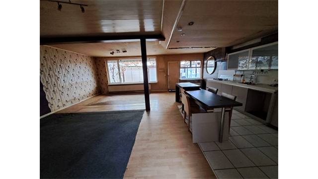 Een te renoveren woning met ruime tuin - foto 4