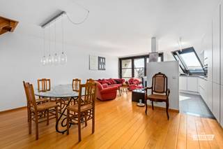 Bent u op zoek naar een ruim appartement waar het comfort van een woning wordt gecombineerd met een rustige ligging? Dan is dit instapklare duplex appartement in de gegeerde Nieuwe Koerswijk in Mariakerke zeker een bezoek waard. Hier woont u in een aangename en groene woonomgeving, vlakbij winkels, openbaar vervoer, scholen, sportfaciliteiten en op fietsafstand van het strand.<br /><br />Met een bewoonbare oppervlakte van 104 m² biedt dit appartement verrassend veel ruimte. Op de derde verdieping bevindt zich de inkomhal met gastentoilet, een lichtrijke leefruimte met open keuken, die dankzij de grote raampartijen geniet van veel natuurlijke lichtinval en uitgeeft op een zonnig terras van 7 m² aan de voorzijde. Verder vindt u op deze verdieping een praktische berging, een eerste ruime slaapkamer, de badkamer en een tweede, bijzonder ruim terras van 13 m² aan de rustige achterzijde van het gebouw. Een heerlijke plek om in alle privacy van de zon te genieten.<br /><br />De bovenverdieping beschikt over maar liefst drie extra slaapkamers en een bijkomende berging, waardoor dit appartement perfect geschikt is voor gezinnen, thuiswerkers of wie graag extra ruimte ter beschikking heeft.<br /><br />De residentie dateert van 1996, is steeds goed onderhouden en beschikt over een lift. Bovendien is de elektrische installatie conform gekeurd tot 2050 en behaalt het appartement een gunstig EPC-label C (284 kWh/m²/jaar), wat zorgt voor een energiezuinige basis zonder renovatieverplichting.<br /><br />Als extra troef is er de mogelijkheid om een garagebox aan te kopen voor € 45.000.<br /><br />Bent u op zoek naar een ruim en instapklaar appartement op een rustige toplocatie in Mariakerke? Neem vandaag nog contact op met Justin via 0474 05 59 25 of justin@immofrancois.be voor meer informatie of een bezoek. Wenst u een vrijblijvende schatting van uw eigen woning? Ook daarvoor helpen wij u graag verder.<br /><br />