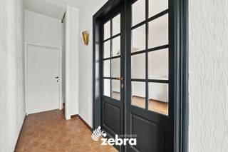 Deze te renoveren woning in Roeselare biedt heel wat potentieel. Met twee slaapkamers, een zolderkamer, verschillende leefruimtes vormt dit pand een mooie basis voor wie een woning volledig naar eigen smaak wil renoveren.<br /><br />Op het gelijkvloers betreedt u de woning via de inkomhal. Verder vindt u hier een woonkamer met gaskachel, een keuken en een badkamer met wastafel, douche en afzonderlijke toilet. Een afzonderlijke berging biedt extra praktische opbergruimte.<br /><br />De eerste verdieping omvat twee slaapkamers. Op de tweede verdieping bevindt zich een zolderruimte/derde slaapkamer.<br /><br />Buiten beschikt de woning over een stadskoer met gemeenschappelijke uitweg.<br /><br />De woning geniet van een centrale ligging in Roeselare, met winkels, scholen, horeca en andere dagelijkse voorzieningen in de nabije omgeving. Ook de verbinding met omliggende gemeenten en belangrijke invalswegen is vlot.<br /><br />Renovatieplicht van toepassing.<br /><br /><strong>Ook wild geworden van deze thuis?<br />Twijfel dan niet langer en leg vandaag nog uw bezoek vast!</strong>