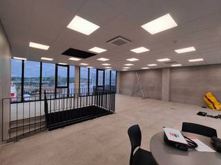 Magnifiek gelegen kantoorruimte van 272 m² en 5 privatieve parkeerplaatsen te huur op de industriezone Waggelwater, in het bedrijvenpark BALDR.De...