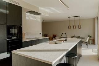 Ontdek deze landelijke kijkwoning (lot 109) in Hooglede op een perceel van 261 m². Deze woning werd <strong>volledig ingericht</strong>, is nu beschikbaar voor verkoop en kan dus met meubels en decoratiestukken overgenomen worden. Een ideaal voorstel voor mensen die kiezen voor een optimaal interieur en comfort. Bouwadviseur Sam bespreekt graag de mogelijkheden. Geniet van een lichtrijke leefruimte door de grote raampartijen en geïnstalleerde open keuken en aansluitende garage met ruimte voor een wasplaats/berging. Op de eerste verdieping zijn er <strong>4 volwaardige slaapkamers</strong>, een badkamer met dubbele wastafel, een douche én bad, en een apart toilet. Via een vaste trap kom je bij een <strong>ruime zolder</strong> die ingericht kan worden tot nog een extra slaapkamer of hobbyruimte. De woning met vloerverwarming is aangesloten op een warmtenet en ligt in een innovatief en futureproof woonproject met gemeenschappelijke pleinen, groenzones en waterpartijen. De woning heeft een <strong>aangelegd terras en tuin met afsluiting</strong>, die trouwens perfect<strong> zuidwest georiënteerd </strong>is. Ook de voortuin is reeds aangelegd voortuin  met oprit en pad naar de voordeur.<br /><br />Met een <strong>E-peil onder de 20</strong> geniet je van heel wat voordelen en als bewoner van dit futureproof woonproject beschik je daarbij van een e-mobipunt met <strong>laadpalen en gepersonaliseerde pakjesdienst</strong>.<br /><br />Er is een vlotte verbinding met de ring rond Roeselare en het centrum van Roeselare en ook de vlotte N-Z / O-W-fietsverbinding draagt bij tot een fietsvriendelijke woonbuurt. Op 6 minuten fietsen bereik je het mammoetcentrum van Roeselare. Deze prijs is exclusief kosten en btw.<br /><br />Heel wat woningen in deze straat zijn reeds bewoond. <strong>Benieuwd hoe deze bewoners hun aankoop en verhuis naar hun nieuwe woning ervaren hebben? </strong><u>Lees hier een getuigenis uit eerste hand. </u><br /><br />Deze all-inprijs excl. kosten omvat een volledig afgewerkte, instapklare woning met álle voorzieningen en omgevingswerken inbegrepen. De totale kostprijs inclusief wettelijke kosten waaronder registratierechten, btw, notariskosten en aansluitingskosten kan je eenvoudig bekijken op onze <u><strong>website</strong></u>: <u><strong>www.dumobil.be/nl/woonprojecten/projecten/hooglede-nieuwbouwwoningen</strong></u> En/of contacteer onze bouwadviseur Sam Borrey voor meer info: 0483/21.01.33 | sam@dumobil.be<br /> 