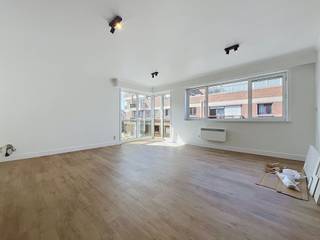 <p><span>Roeselare - Gerenoveerd appartement in het centrum.</span></p><p><span> </span></p><p><span>Het appartement is als volgt ingedeeld:</span></p><p><span>Lichtrijke woonkamer met open keuken, 2 slaapkamers, badkamer met ligbad, berging. Zeer ruim zonnig terras!</span></p><p><span>Onmiddelijk vrij.</span></p><p><span> </span></p><p><span>Prijs: €850/maand + €50 syndic</span></p><p><span> </span></p><p><span>Bij interesse kunt u via deze link uw huurdersprofiel aanmaken:</span></p><p><span> </span></p><p><span><span>https://clee.be/nl/app/kandidaat-stellen/0476526158/27976549-aea7-f111-9b33-6045bd958404</span></span><span> </span></p><p><span> </span></p>