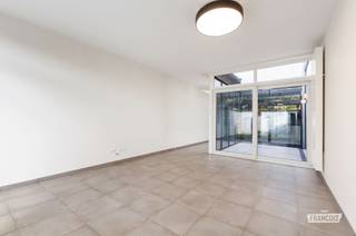 Deze recente gezinswoning is gelegen in een rustige buurt op de Konterdam te Oostende. U bereikt vlot het centrum alsook de E40 dankzij de snelle toegang tot de A10. <br /><br />Het pand is volledig instapklaar en up-to-date met alle moderne technieken. Het betreft daarenboven een energiezuinig pand (EPC A). <br /><br />De lichtrijke leefruimte is ingedeeld in een eet-en leefgedeelte. Vanuit de leefhoek is er toegang tot de tuin alsook het binnenterras. Dit terras vormt een leuke schakel tussen de eet-en leefhoek en is een aangename plek om te vertoeven. <br /><br />De open keuken is uitgerust met moderne apparatuur en biedt verder nog plaats voor een eettafel. <br /><br />Via virtual staging werden enkele foto’s ter inspiratie toegevoegd om een idee te krijgen van een mogelijke invulling van de eet-en leefkamer. <br /><br />Op de verdieping van de woning zijn er twee volwaardige slaapkamers aanwezig. Er is nog een extra kamer die allerhande doelen kan dienen, bv. als dressing of bureauruimte. <br /><br />De gezinsbadkamer is voorzien van zowel een ligbad als douche, evenals een lavabo en handdoekradiator. <br /><br />Tot slot is er nog een handige technische berging met aansluiting voor een wasmachine. <br /><br />Bent u op zoek naar een volledig instapklare gezinswoning op een rustige doch vlot bereikbare locatie? <br /><br />Aarzel niet en neem contact op voor meer info of een afspraak! <br /><br />