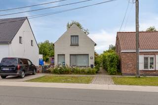 Idyllisch gelegen te renoveren hoevetje.<br /><br />Ontdek dit te renoveren hoevetje op een idyllische locatie.<br /><br />Geniet van een rustige, landelijke omgeving met prachtige vergezichten, terwijl winkels, scholen en verbindingswegen zich op korte afstand bevinden.<br /><br />Een unieke kans om een karaktervolle woning om te vormen tot uw eigen landelijke droomplek.<br /><br /><span>Troeven:<br /></span>- rustige, landelijke ligging<br />- centrale bereikbaarheid<br />- renovatieproject met potentieel<br />- groene omgeving<br />- veel privacy<br />- tal van mogelijkheden<br />- karaktervolle eigendom met charme<br /><br />Stedenbouwkundige inlichtingen zijn in aanvraag.<br /><br />Mis deze unieke kans niet en plan vandaag nog je bezoek!