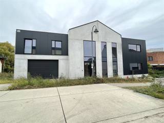 <p><span>TE HUUR: KMO-unit in veelzijdig bedrijfscomplex</span></p><p><span>Op zoek naar de ideale uitvalsbasis voor jouw onderneming? In dit nieuwbouw KMO-complex vinden we</span><span> multifunctionele ruimtes</span><span> die beschikbaar en perfect geschikt zijn als magazijn of als kantooractiviteiten.</span></p><p><span>Het pand bevindt zich op een strategische locatie te Boom, vlot bereikbaar via belangrijke invalswegen A12 (Antwerpen - Brussel), nabij Industrieterrein Krekelenberg.  Elke unit heeft praktische indeling en kan apart of samen gehuurd worden.</span></p><p><span> </span></p><p><span>Beschikbare ruimtes:</span></p><ul><li><span>Afzonderlijke units</span><span>, elk met eigen toegang en meters</span></li><li><span>Unit (2): 110m2; 850,00 euro / maand</span></li><li><span>Mogelijkheid tot inrichten van kantoor- of showroomruimte</span></li></ul><p><span> </span></p><p><span>Troeven van het complex:</span></p><ul><li><span>Vloerverwarming</span><span> in elke unit voor maximaal comfort en energie-efficiëntie (afkoppelbaar)</span></li><li><span>Hedendaagse isolatienormen voor een aangenaam binnenklimaat (</span><span>E-score van 30</span><span>, wat </span><span>ruim voldoet aan de geldende energieprestatie-eisen)</span></li><li><span>Grote raampartijen zorgen voor natuurlijke lichtinval </span></li></ul><ul><li><span>Hoogwaardige afwerking en grote poorten voor gemakkelijke levering en logistiek</span></li></ul><p><span>Of je nu op zoek bent naar een uitbreidbaar magazijn of een professioneel kantoor, dit KMO-pand biedt tal van mogelijkheden op een centrale en goed bereikbare ligging.</span></p><p><span>Interesse? Contacteer ons nu via <span>info@immodillen.be</span></span></p><p><span> </span></p><p><span> </span></p><p><span> </span></p>