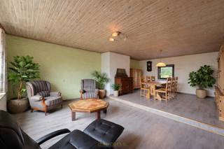 CHARMANTE GEZINSWONING, MIDDEN IN HET GROEN, COMBINEERT RUIMTE, RUST EN EEN UITSTEKENDE LIGGING IN HET LANDELIJKE ZWALM. DANKZIJ DE AANGENAME TUIN...