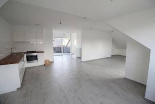 <p><span>Dit prachtig loft-appartement/penthouse is gelegen in de Schoolstraat te Nieuwerkerken en werd volledig gerenoveerd.<br />Het appartement omvat: ruime leefruimte met open keuken, zuidgericht terras, slaaphoek, badkamer, toilet, berging en afgesloten garagebox.<br />725 euro huur + 25 euro gemeenschappelijke kosten. 3 maanden huurwaarborg bij Korfine. <br /><br />Voor meer informatie of een bezoek, contacteer ons vastgoedkantoor B&V Invest. <br /> </span></p>