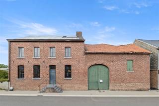 Aan de rustige Jesserenstraat 89 in Tongeren ontdekken we deze karaktervolle open bebouwing op een perceel van 8a80ca, met een...