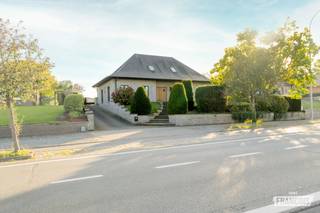 Ruim wonen met zicht op de velden? In Oombergen, deelgemeente van Zottegem, ontdekt u deze statige jaren ’90-villa met circa 300 m² bewoonbare oppervlakte op een zuidgericht perceel van 1.784 m². Een eigendom met potentieel voor een groot gezin of wie wonen en werken wil combineren.<br /><br />De inkomhal leidt naar de lichtrijke leefruimte met zit- en eetplaats. Aansluitend vindt u de keuken met eethoek en zicht op de tuin. Het gelijkvloers omvat ook twee slaapkamers, een bureau, badkamer, berging en dubbele inpandige garage. Deze verdieping kan eventueel nog een opfrisbeurt gebruiken.<br /><br />De eerste verdieping werd reeds grondig gerenoveerd. Hier bevinden zich een hal met polyvalente ruimte en kitchenette, drie slaapkamers met ingemaakte kasten en een stijlvolle tweede badkamer. De zolder biedt extra bergruimte.<br /><br />Buiten geniet u van een ruime tuin met zuidoriëntatie en een prachtig uitzicht over de velden. De ruime oprit biedt bijkomende parkeergelegenheid.<br /><br />Interesse? Neem gerust contact op met Stefanie voor meer informatie of een bezoek.<br /><br />