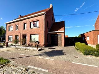 HALFOPEN WONING MET 3 SLPKS, GARAGE EN RUIME TUINDeze op te frissen woning met zij-ingang heeft enorm veel potentieel. De elektriciteit is...