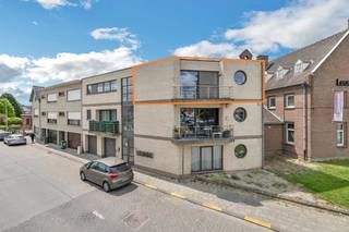 Voor meer info of een bezoek, bel 054 69 39 37 - In het centrum van Denderleeuw bevindt zich dit instapklaar appartement met een...