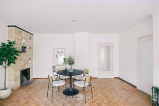 <p><span>SINT-AMANDSBERG - Stijlvol twee slaapkamer-appartement met authentieke elementen</span></p><p><span> </span></p><p><span>Dit lichtrijke twee slaapkamer-appartement bevindt zich op de eerste verdieping van een kleinschalige residentie met slechts 6 wooneenheden. Gelegen in de gegeerde Sint-Dorotheastraat te Sint-Amandsberg, werd deze unieke opportuniteit recent opgefrist en voorzien van nieuwe ramen, wat resulteert in een zeer voordelige EPC-score. Verder geniet het appartement van authentieke parketvloeren en een sierhaard in de leefruimte wat zorgt voor een warme en karaktervolle uitstraling.</span></p><p><span> </span></p><p><span> </span></p><p><span>De belangrijkste troeven in een notendop: </span></p><ul><li><span>Groene en residentiële omgeving te Sint-Amandsberg</span></li><li><span>Lift aanwezig</span></li><li><span>Twee zeer ruime slaapkamers</span></li><li><span>Extra kamer, ideaal als bureau, dressing of berging</span></li><li><span>Aangename lichtinval</span></li><li><span>Bijhorende garagebox</span></li><li><span>EPC Label B, conforme elektriciteit en asbestveilig</span></li><li><span>Lage gemeenschappelijke kosten</span></li></ul><p><span> </span></p><p><span> </span></p><p><span>Indeling:</span><span> Inkomhal met ingebouwde vestiaire; lichtrijke leefruimte met gezellige zithoek; keuken met renovatiepotentieel en voorzien van aansluitingen en een kleine technische berging. Verder treffen we twee volwaardige slaapkamers; een derde kamer die ingericht kan worden als bureau, dressing of extra berging; en de badkamer met ligbad, toilet en een lavabomeubel. Extra troef: garagebox aan de achterzijde van het gebouw.</span></p><p><span> </span></p><p><span> </span></p><p><span>Belangrijk: </span></p><p><span>Richtprijs appartement: 319.000 EUR</span></p><p><span>Richtprijs garagebox (verplicht): 25.000 EUR </span></p><p><span>EPC: 144 kWH/m² jaar (UC:20260629-000385509-RES-1)</span></p><p><span>Geen renovatieverplichting</span></p><p><span> </span></p><p><span>Benieuwd? Contacteer Axel Lenaerts makelaars voor meer info of een bezoek via <span>Laurens@axellenaerts.be</span></span><span> of 09 245 24 24</span></p><p><span> </span></p>