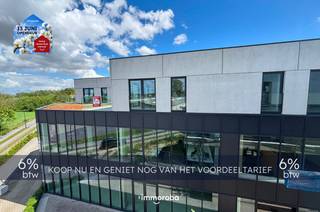 'Hèlen Park' is een nagelnieuw project met standing en uitstraling, gelegen op een belangrijke invalsweg te Waregem.<br /><br />Volledig afgewerkt en bewoonbaar hoekappartement (penthouse) op de bovenverdieping.<br />* 2-slaapkamerappartement van 116m² met terras van 25m² (prachtig uitzicht over de velden).<br />* leefruimte (parketvloer) met een prachtige open keuken voorzien van alle toestellen<br />* badkamer voorzien van dubbele wastafel, inloopdouche en ligbad<br />* ruime berging/wasplaats en een afzonderlijk gastentoilet<br />* volledig afgewerkt en direct beschikbaar<br />* zeer energiezuinig appartement (A-label) en verwarmd met warmtepomp in combinatie met vloerverwarming, zeer energie zuinig. <br />*ventilatie type D<br />* bij aankoop van een appartement mogelijkheid tot aankoop van een ondergrondse autostaanplaats (parkeerkelder) of extra berging.<br />* aankoop met 6% btw mogelijk<br /><br />Ideale ligging vlakbij station, centrum, ziekenhuis en supermarkten. Wandelaars komen ook aan hun trekken in de achterliggende velden en oude spoorwegberm.<br /><br /><br />Maak nu uw afspraak via tom@immoroba.be voor meer info of bezoek!!