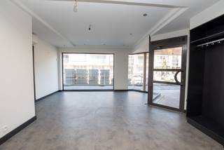 In het centrum van Nazareth, nabij het dorpsplein, vinden we deze ruime functionele handelsruimte ( 120m²).<br />De locatie van de winkelruimte is ook ideaal, gelegen in het hart van Nazareth, dicht bij andere winkels, E17 en N60. Voldoende parkeergelegenheid om de hoek.<br />Het pand zelf bestaat op heden uit 4 ruimtes waarvan ontvangstruimte en 3 andere kamers. Eén kamer is voorzien van een lage kast met lavabo en voorziening voor een douche.<br />In het pand vindt u ook nog een keuken met berging terug en toiletten.<br />Kortom, dit handelspand in Nazareth gelegen op een TOP locatie en is ideaal voor ondernemers die op zoek zijn naar een goed gelegen handelsruimte. Voor meer informatie mail gerust naar anke@immoroba.be