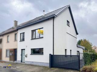 Instapklare gezinswoning op toplocatie in Opwijk!Deze prachtige, volledig vernieuwde gezinswoning in Opwijk biedt het beste van twee werelden: een...