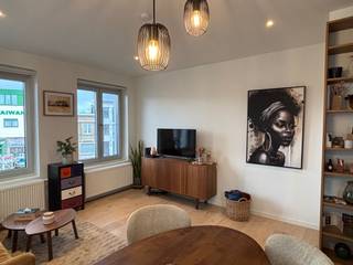 Lichtrijk duplex 2 slaapkamer appartement te koop in een mooie omgeving nabij het centrum en openbaar vervoer.<br /><br />Je vindt hier een instapklaar appartement na een totaalrenovatie in 2020 met 2 volwaardige slaapkamers en een zonnig terras.<br /><br />Op de eerste verdieping betreed je een lichte leefruimte met open keuken. Vanwege de hoekligging komt er veel natuurlijk licht binnen welke voor een aangename sfeer zorgt. De mooie parketvloer maakt het hele plaatje compleet. <br />De keuken is ingericht met kwalitatieve toestellen van het merk siemens. (Vaatwasser, combi-oven, koelkast en diepvries) <br />Tevens vinden we hier de badkamer ingericht met bad/douche, lavabo en toilet.<br /><br />Via een trap komen we op de 2de verdieping waar zich 2 slaapkamers bevinden. Langs een aparte deur of schuifraam in de slaapkamer krijgen we toegang tot het ruime terras. <br />Zon in overvloed en een fijne plek om te vertoeven. <br /><br />Troeven<br />*Epc B en asbestvrij <br />*Lage gemeenschappelijke kost (€5)<br />*Hoekappartement met veel lichtinval <br />*Ruim terras <br />*Gunstige ligging nabij openbaar vervoer en centrum<br />*fietsostrade nabij