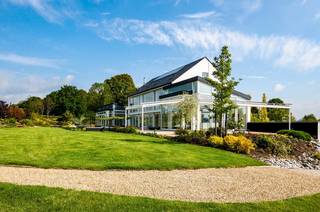 Villa spacieuse avec une surface habitable de 1050m2 qui dispose de pas moins de 7 chambres, dont 5 avec leur propre salle de bain. De plus,...