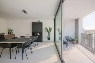 <span>OMGEVING</span><br /><span>De ligging aan de Muidepoort biedt een perfecte balans tussen stedelijk leven en serene groene omgevingen. De nabijheid van parken, wandelpaden langs de Leie en een scala aan winkels en eetgelegenheden maken dit de ideale plek om te wonen.</span><br /><span>De Muidepoort staat bekend om zijn gezellige en dynamische sfeer, waardoor het een aantrekkelijke woonomgeving is voor zowel jonge professionals als gezinnen. Hier geniet je van het beste wat Gent te bieden heeft, met gemakkelijke toegang tot het stadscentrum en uitstekende verbindingen met het openbaar vervoer.</span><br /><br /><span>INDELING</span><br /><span>De appartementen bieden een harmonieuze mix van ruimte en licht, met grote ramen die elke kamer vullen met natuurlijk daglicht. De open woonruimtes zijn perfect voor zowel ontspanning als entertainment, en de moderne keukens zijn uitgerust met de nieuwste apparatuur. Elk appartement beschikt over één tot drie slaapkamers, ideaal voor gezinnen, professionals als investeerders.</span><br /><br /><span>De bewoonbare oppervlakte van de appartementen variëren van 67m² tot en met 137m².</span><br /><br /><span>E-PEIL 30</span><br /><span>Gebouwd met duurzaamheid in gedachten zijn de appartementen energiezuinig en voorzien van een warmtepomp en zonnepanelen. Dit resulteert niet alleen in lagere energiekosten, maar draagt ook bij aan een groenere toekomst.<br /><br />Het project werd opgeleverd.<br /><br />Contacteer Krista voor meer info 0470 70 72 26.<br /></span>