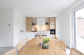 Hectaar realiseert deze hedendaagse halfopen bebouwing in een rustige en kindvriendelijke omgeving in Moorslede, meer bepaald in de doodlopende Canny-Barvillestraat. Dankzij deze ligging geniet je van maximale rust en privacy, terwijl het centrum van Moorslede en alle dagelijkse voorzieningen zoals winkels, scholen en openbaar vervoer zich op korte afstand bevinden. Bovendien zijn er vlotte verbindingswegen richting Roeselare, Zonnebeke en omliggende gemeenten, wat deze woning ideaal maakt voor zowel gezinnen als pendelaars.<br /><br />De woning wordt gebouwd met aandacht voor hedendaags comfort, energiezuinigheid en een praktische indeling. Als koper krijg je bovendien de kans om de afwerking volledig naar eigen smaak te bepalen. In samenwerking met vaste partnerleveranciers kies je zelf materialen en afwerkingen binnen jouw budget, zodat je een thuis creëert die volledig aansluit bij jouw persoonlijke stijl.<br /><br />Indeling woning:<br />Gelijkvloers: Inkomhal met gastentoilet, lichtrijke leefruimte met open keuken en inpandige garage. <br />Verdieping: Nachthal met apart toilet, 3 ruime slaapkamers (14,2m² - 13,9m² - 11,7m²), aparte bergruimte en een volledig uitgeruste badkamer met ligbad, inloopdouche en dubbele lavabo. <br />Zolder: Bereikbaar via zolderluik – ideaal als extra bergruimte. <br /><br />Troeven van deze woning:
<ul>
	<li>Energiezuinig; </li>
	<li>Voorzien van lucht/water warmtepomp; </li>
	<li>Inpandige garage, extra bergruimte op de eerste verdieping én zolderruimte; </li>
	<li>Praktische en lichtrijke indeling</li>
	<li>Topligging in het centrum van Moorslede. </li>
</ul>
Wens je meer informatie over dit project? Contacteer ons vandaag nog voor meer details of een afspraak. 