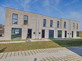 Deze woning wordt gebouwd in een nieuw woonproject in het centrum van Beveren-Leie, meer bepaald op de site Vanmarcke tussen de Sint-Jansstraat en de Grote en Kleine Heerweg. Rustig gelegen en voldoende groene ruimte aanwezig. Goede mobiliteit met winkels, scholen en ontspanningsmogelijkheden vlakbij. Lot 23 is een halfopen woning die volledig afgewerkt aangeboden wordt. Moderne stijl : 2 bouwlagen en een plat dak. Gelijkvloers : inkom, wc, ruime living, open keuken met eiland, berging. 1ste verdiep : 1 grote slaapkamers voor de ouders, 2 kinderkamers, aparte wc, badkamer ingericht met ruime inloopdouche en badkamermeubel met dubbele lavabo, technische ruimte. Grote tuin met goeie oriëntatie die tevens toegankelijk is via de achterkant. Parkeerplaats inbegrepen. Bespaar fors op je energiefactuur, dankzij het doorgedreven isolatiepakket, warmtepomp met vloerverwarming, ventilatiesysteem D en zonnepanelen.<br />Bovendien geniet je van een vrijstelling van onroerende voorheffing gedurende 5 jaar!<br />Bij Durabrik ben je zeker van een vaste prijs. Geen budgettaire verrassingen dus tijdens je bouwtraject. <br />Bezoek onze kijkwoning ter plaatse op afspraak !<br />Prijs excl. btw en kosten. Download de brochure via https://durabrik.immo/beveren-leie<br /><br />Heb je vragen? Contacteer dan je bouwadviseur via 09 280 60 60 of mail naar info@durabrik.be.<br /><br />*afbeeldingen en oppervlaktes zijn indicatief