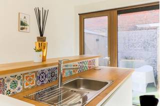 Moderne en volledig gerenoveerde woning in het centrum van Roeselare, op wandelafstand van de Grote Markt.<br /><br />De woning is momenteel verhuurd aan €1.000 per maand en vormt daardoor ook een interessante opportuniteit voor wie op zoek is naar een investering met onmiddellijk rendement.<br /><br />De woning werd stijlvol afgewerkt met kwalitatieve materialen, waaronder een gepolierde betonvloer, een zwarte glazen deur, een ruime witte keuken met groot kookeiland en een moderne lichtstraat die zorgt voor extra natuurlijke lichtinval.<br /><br />Dankzij de gunstige EPC-score B is de woning bovendien energiezuinig. Het pand is volledig asbestvrij en de elektrische installatie is conform gekeurd.<br /><br />Een instapklare woning op een topligging, ideaal als eigen woonst of als investering.<br /><br />Kortom, zeker een bezoek waard!