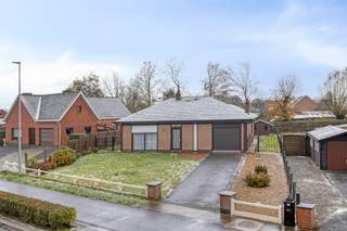 <p>Ontdek deze instapklare <strong>gelijkvloerse open bebouwing</strong> op de Aartrijksesteenweg 32 in <strong>Jabbeke</strong>. Deze gezellige bungalow uit 1979 biedt een <strong>woonoppervlakte van 123 m²</strong> op een royaal perceel van <strong>678 m² (breedte: +- 18 m, lengte +- 37m) </strong>, ideaal voor wie houdt van ruimte, comfort en een grote, onderhoudsvriendelijke tuin.</p>
<p>Via de inkomhal bereik je de badkamer en de lichtrijke woonkamer met salon en eetplaats. Dankzij de grote ramen geniet je hier de hele dag door van natuurlijke lichtinval. Aansluitend bevindt zich de functionele keuken, met toegang tot de inpandige garage of de nachthal. De nachthal leidt naar de <strong>twee ruime slaapkamers</strong> en geeft, net als de woonkamer, rechtstreeks toegang tot het zonnige terras en de groene tuin.</p>
<p>De woning beschikt over een <strong>energielabel D</strong>, zonder renovatieverplichting, de woning is bovendien <strong>asbestvrij</strong>. Verwarming gebeurt via stookolie (groene dop). Dankzij de brede oprit is er parkeergelegenheid voor meerdere wagens, aangevuld met een <strong>inpandige garage met sectionale poort</strong>.</p>
<p>Deze woning is <strong>instapklaar</strong> en kan naar wens licht opgefrist worden. De combinatie van comfortabel gelijkvloers wonen, een grote tuin en een rustige, maar strategische ligging maakt dit een ideale thuis voor <strong>alle doelgroepen</strong>. Winkels, openbaar vervoer en de oprit van de <strong>E40 richting kust en binnenland</strong> liggen op een steenworp afstand.</p>
<p>Kortom: een charmante bungalow met veel potentieel, ruimte en een uitstekende bereikbaarheid — klaar om je nieuwe thuis te worden.</p>