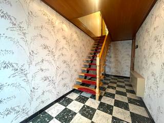 <strong>Lauwe - Leuke bel-etage woning met veel potentieel te koop.</strong><br /><br /><strong>Indeling:</strong><br />Berging, garage, tuin<br /><u>1ste verdieping:</u> badkamer, leefruimte, keuken, veranda<br /><u>2de verdieping:</u> 2 ruime slaapkamers<br />Zolderruimte voor extra kamer<br /><br /><strong>Troeven:</strong>
<ul><li>Veel potentieel</li><li>Statige woning</li></ul>