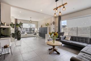 Op zoek naar ruimte, rust en mogelijkheden? Deze volledig gerenoveerde woning op een perceel van 2.192 m² combineert wonen, werken en buitenleven...