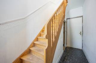 <p><span>Palton troeven:</span></p>
<p>- Diepe tuin<br /><span>- Rustige ligging op wandelafstand van de dorpskern<br /></span><span>- Uitstekende verbinding met het openbaar vervoer</span></p>
<p>Welkom in deze gezinswoning aan Boomgaardstraat 26 te Ravels! Op een steenworp van het centrum van Ravels en toch rustig gelegen in een aangename woonstraat.</p>
<p>Via de inkomhal betreedt u de leefruimte, die is opgedeeld in een eetkamer en een zithoek.</p>
<p>Aansluitend bevindt zich de keuken, uitgerust met onder meer een oven, vaatwasser en elektrische kookplaat. Tevens is er op het gelijkvloers een badkamer met douche en lavabo.</p>
<p>Op de eerste verdieping vindt u de royale slaapkamer van ca. 20 m² en een tweede slaapkamer. De zolderverdieping die via een vaste trap bereikbaar is, is ingericht als tweede badkamer. Mits een beperkte aanpassing kan deze verdieping eenvoudig worden ingericht als een derde slaapkamer of multifunctionele ruimte, volledig afgestemd op uw woonwensen.</p>
<p>Een absolute troef van deze woning is de verrassend diepe, volledig omheinde tuin waar u in alle rust kunt genieten van het buitenleven.</p>
<p>De Boomgaardstraat doet haar naam alle eer aan: achteraan in de tuin staat een prachtige, volgroeide notenboom die u elk najaar rijkelijk beloont met een overvloed aan heerlijke walnoten.</p>
<p>De woning verkeert in een degelijke staat, maar moet gedeeltelijk worden opgefrist. Hierdoor biedt ze de ideale kans om ze volledig naar eigen smaak en woonwensen in te richten.</p>
<p>Kortom, een verzorgde gezinswoning met twee slaapkamers, de mogelijkheid tot het creëren van een derde slaapkamer, twee badkamers, een diepe tuin en een rustige, centrale ligging in Ravels, met bovendien het potentieel om er uw eigen thuis van te maken.<br /><br /><span>Bent u opzoek naar een centraal gelegen gezinswoning met tuin?<br />Neem dan snel contact op via Judith@palton.be of bel naar +32492-78 31 74.</span></p>
<p></p>