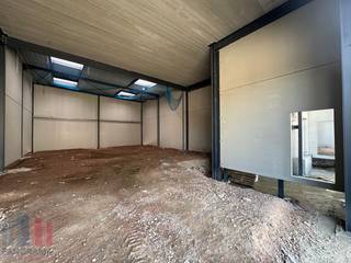 Nieuwbouw <strong>KMO-unit</strong> te koop met een oppervlakte van <strong>249 m²</strong> met <strong>130 m² casco kantoorruimte</strong> en 4 privatieve parkeerplaatsen.<br />De loods maakt deel uit van <strong>“Apollo”</strong>, een gloednieuw KMO-project bestaande uit diverse multifunctionele units vanaf 175 m² tot 720 m² (samenvoegbaar), waaronder enkele met kantoorverdieping (fase 2). Deze ontwikkeling ligt op <strong>minder dan 2 km</strong> van het op- en afrittencomplex van de <strong>E17 te Waregem</strong> – een absolute <strong>toplocatie</strong> voor ondernemers die belang hechten aan bereikbaarheid in een bedrijvige regio.<br /><br />De <strong>casco magazijnruimtes</strong> (brandklasse C) zijn opgebouwd uit een duurzame staalstructuur met geïsoleerde sandwichpanelen met afwerkingspaneel. Ze beschikken over een <strong>vrije hoogte van 6 meter</strong>, wat zorgt voor een optimaal gebruik van de ruimte. Elke unit is standaard uitgerust met een <strong>automatische sectionale poort</strong> (4 m B x 4,2 m H) met aparte toegangsdeur en bovenlicht, een lichtstraat met geïntegreerde RWA-koepel en een slijtvaste <strong>polybetonvloer </strong>(1T/m²). Tevens beschikt elke unit over een individuele regenwaterput van 15.000L.<br /><br />De <strong>casco kantoorruimte</strong> is gelegen op de <strong>1ste verdieping</strong> en is voorzien van een gemeenschappelijke <strong>trappenhal met lift</strong>. De grote raampartijen zorgen voor veel natuurlijk lichtinval en zorgen voor een aangenaam werkklimaat.<br /><br />Per unit zijn <strong>minstens twee privatieve parkeerplaatsen voorzien</strong> (niet inbegrepen in de verkoopprijs). De loodsen zijn ideaal voor uiteenlopende doeleinden zoals atelier, opslag en distributie met kantoor en/of showroom.<br /><br />De middelenverbintenis met betrekking tot de oplevering van blok 1 is gepland voor het <strong>vierde kwartaal van 2026</strong>. Grijp nu je kans en investeer in een toekomstgerichte werkomgeving op een toplocatie!<br /><br /><span><span>Contacteer <strong>PANORAMA B2B</strong> voor bijkomende (technische) inlichtingen, plannen of een vrijblijvend <strong>plaatsbezoek 056 222 256.</strong></span></span>