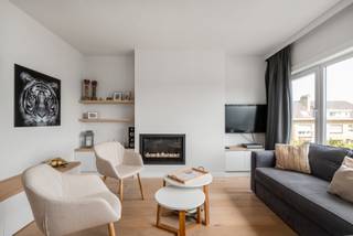 <strong>Gemeubeld appartement met 3 slaapkamers te huur </strong><br />
<p>Bent u op zoek naar een comfortabele woning op een rustige locatie aan de kust? Dit gemeubelde appartement met drie slaapkamers is ideaal voor wie op zoek is naar een aangename woonomgeving voor lange termijn.</p>
<p>Het appartement is rustig gelegen, op wandelafstand van de duinen, waar u dagelijks kunt genieten van de natuur, frisse zeelucht en prachtige wandel- en fietsroutes. Dankzij de praktische indeling en de volledige meubilering kunt u meteen uw intrek nemen.</p>
<strong>Indeling</strong><br /><br />Het appartement heeft een mooie lichtrijke woonkamer met een open keuken. Verder zijn er 3 slaapkamers, waarvan 1 slaapkamer met toegang tot een balkon, een badkamer met inloopdouche, toilet, een lavabo in meubel en met aansluiting voor een wasmachine. <br /><br /><strong>Troeven</strong><br /><br />- Gemeubeld appartement<br />- Vlakbij de duinen<br />- Gelegen op een rustige plaats<br /><br /><br />Interesse?<strong> </strong>Neem gerust contact met ons op voor meer informatie of een bezichtiging.<br /><strong>Contact: </strong>Soraya: soraya@servimoholidays.be / 058/22.41.70