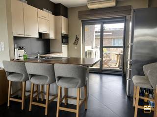 <p><span>Uitzonderlijke penthouse op toplocatie in het centrum van Genk </span><span><br /><br /></span><span>Bent u op zoek naar een uitzonderlijk appartement met standing, gelegen op een toplocatie? <br />Dit prachtig afgewerkte dakappartement in het centrum van Genk combineert ruimte, luxe en <br />een overvloed aan natuurlijk licht, en biedt een unieke woonervaring.<br /><br />Bij het betreden van het appartement komt u terecht in een zeer ruime en lichtrijke leefruimte, <br />waar grote raampartijen zorgen voor een open gevoel en een aangename connectie met de <br />buitenomgeving. Dankzij de royale oppervlakte met extra hoge plafonds is er meer dan <br />voldoende plaats voor een gezellige zithoek en een ruime eetplaats. <br /><br />De moderne keuken is volledig uitgerust met kwalitatieve toestellen en afgewerkt met duurzame <br />materialen. Ideaal voor wie graag kookt en geniet van comfort en functionaliteit. <br /><br />Het penthouse beschikt over drie volwaardige slaapkamers, elk met voldoende ruimte en lichtinval, <br />perfect als hoofdslaapkamer, kinderkamer of bureau.<br />De badkamer is stijlvol ingericht en voorzien van een comfortabele douche. <br />Daarnaast is er een berging aanwezig, handig voor extra opslag en huishoudelijke toestellen. <br /><br />Voor extra comfort is het appartement uitgerust met airconditioning, wat zorgt voor een aangenaam <br />binnenklimaat, zowel in de zomer als in de winter.<br /><br />Belangrijkste troeven op een rij:</span></p><ul><li><span>Luxueus penthouse met hoogwaardige afwerking</span></li><li><span>3 ruime slaapkamers</span></li><li><span>Grote, lichtrijke leefruimte met grote raampartijen</span></li><li><span>Volledig geïnstalleerde keuken met toestellen</span></li><li><span>Moderne douchekamer</span></li><li><span>Praktische berging</span></li><li><span>Airconditioning aanwezig</span></li><li><span>Verwarming op gas en/of elektrisch (warmtepomp)</span></li><li><span>Centrale ligging in Genk aan het Stadsplein</span></li></ul><p><span><br />Extra pluspunt:<br />Mogelijkheid tot aankoop of huren van twee autostaanplaatsen in de afgesloten met camera bewaakte <br />bewonersparking voor extra comfort en gemoedsrust. <br />Gelegen in het centrum van Genk, op wandelafstand van winkels, restaurants, openbaar vervoer en <br />andere voorzieningen. Dit penthouse is ideaal voor wie comfortabel en stijlvol wil wonen op een <br />centrale locatie. <br /><br /></span><span>Wenst U meer informatie over deze penthouse of een bezichtiging?<br />Contacteer ons via 012 26 22 05 of info@hetimmohuis.be. </span></p>