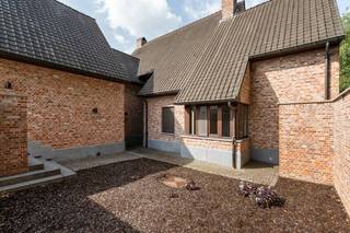 In de residentiële omgeving van Zolder bevindt zich deze imposante villa op een uitgestrekt, volledig omheind perceel van circa 80 are. Dit karaktervolle landhuis combineert een royale bewoonbare oppervlakte van circa 420 m² met een uitzonderlijk gevoel van rust, ruimte en privacy. Dankzij de ligging aan een verkeersluwe cul-de-sac, grenzend aan waardevol landbouw- en natuurgebied, geniet u hier van een blijvend vrij uitzicht en een serene woonomgeving. Tegelijk bevinden het station van Zolder, diverse voorzieningen en het park Op den Aenhof zich op wandel- of korte fietsafstand.<br /><br />Bij het betreden van de villa verwelkomt een voorname inkomhal u in een interieur waar ruimte en natuurlijk licht centraal staan. De royale leefruimte met salon en formele eethoek sluit harmonieus aan op de volledig ingerichte leefkeuken, uitgerust met kwalitatieve inbouwtoestellen, ruime werkbladen en veel opbergruimte. Grote raampartijen bieden een prachtig uitzicht over de omliggende tuin en weidegronden.<br /><br />Op de verdieping bevinden zich vier volwaardige slaapkamers, twee ingerichte badkamers en een ruime polyvalente ruimte. Deze laatste biedt tal van mogelijkheden, onder meer voor een private studio, kangoeroewonen of co-housing. Ook een vrij beroep, praktijk of kantoor aan huis behoort dankzij de royale volumes tot de mogelijkheden.<br /><br />De villa is volledig onderkelderd en beschikt over een authentieke wijnkelder, ruime provisieruimtes en een polyvalente hobby- of werkplaats. De dubbele inpandige garage biedt plaats aan twee wagens. De woning werd opgetrokken met hoogwaardige en duurzame materialen, verkeert in een uitstekende staat van onderhoud en beschikt over een gunstig energielabel B.<br /><br />Buiten vormt het uitgestrekte domein een absolute troef voor liefhebbers van natuur en dieren. De aanpalende weide is uitermate geschikt voor paarden, schapen of ander kleinvee, terwijl de aangelegde tuin is voorzien van een praktische tuinberging, een beregeningsinstallatie en zonovergoten terrassen waar men in alle privacy geniet van het ongerepte natuurlandschap.<br /><br />Een uitzonderlijke eigendom waar royaal wonen, veelzijdige gebruiksmogelijkheden en landelijke sereniteit op harmonieuze wijze samenkomen.<br /><br />De gepubliceerde prijs is een instelprijs.<br /><br />Voor meer informatie of een bezoek ter plaatse, contacteer uw vastgoedmakelaar Cédric Larbie via 0496 20 59 58 of cedric.larbie@dewaele.com.<br /><br /><br /><br />Bestuursmaatregelen in het maatregelenregister: nee