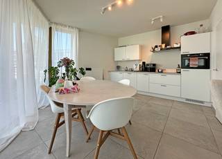 Nieuwbouw gelijkvloers appartement gelegen in een prachtig binnengebied!Dit lichtrijk appartement is gelegen op de gelijkvloers verdieping van het...